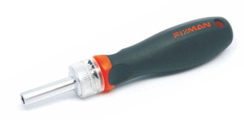 Wkrętak D0501 posiada czarno-pomarańczową rączkę poniżej półprzezroczyste pokrętło grzechotki w kolorze białym i srebrno-stalowy uchwyt do bitów.