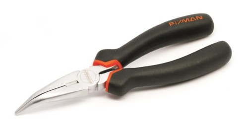 Szczypce wydłużone wygięte 150 mm o stalowo-srebrnej części roboczej i czarno-pomarańczowych rączkach.