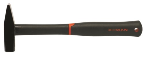 Młotek ślusarski 500g z czarnym trzonem zakończonym czarno-pomarańczową rączką z otworem.