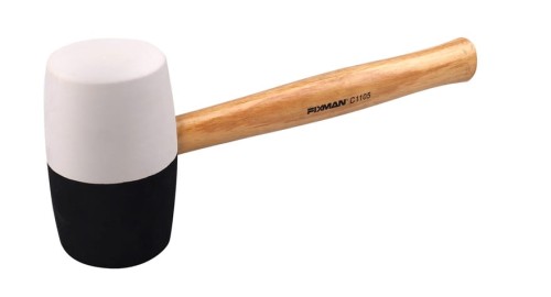 Obuch młotka gumowego 780g w kolorze czarno-białym, trzonek w kolorze naturalnego drewna.