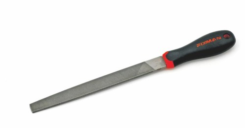 Pilnik płaski 300/1 z częścią roboczą w stalowo-szarym kolorze z widocznymi nacięciami skrawającymi, czarno-pomarańczową rączką z logo i otworem do zawieszania.