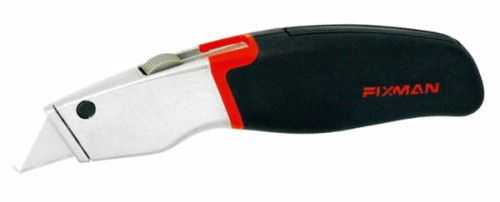 Nóż trapezowy ze srebrnym korpusem i czarno-pomarańczową częścią chwytną. U góry narzędzia widoczne szare, moletowane ciągadło. W pobliżu wysuniętego ostrza czarna okrągła blokada korpusu noża.