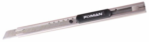 Nóż techniczny dla ostrzy 9mm w kolorze srebrnym. widoczne zamontowane ostrze i czarne ciągadło manewrowe. W górnej części obudowy wycięto otwory umożliwiające blokowanie ostrza w żądanej pozycji.