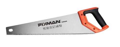 Piła płatnica 550 mm o stalowo-szarym ostrzu i czarno-pomarańczowej rączce. Na ostrzu widoczne czarne zahartowane zęby tnące, otwór do zawieszania narzędzia i naniesione informacje techniczne.