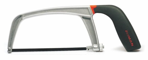Piłka 150 mm z pałąkiem w kolorze szaro-metalicznym i czarno-pomarańczową rączką. Na jednym z końców czarnego brzeszczotu znajduje się srebrna moletowana nakrętka napinająca.
